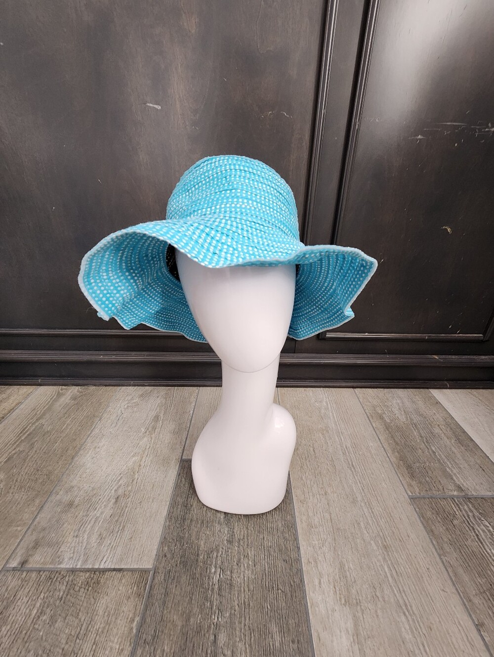 New Wallaroo Petite Scrunchie Sun Hat Turquoise w White Dots UPF50 Cloth (nwt)